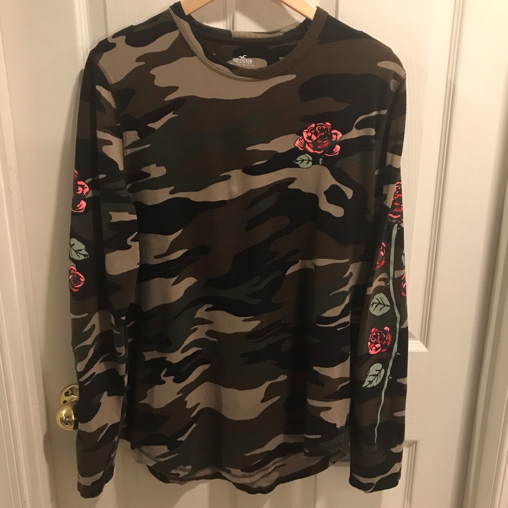 Hollister Men’s Camouflage LS Tee. Size: Large